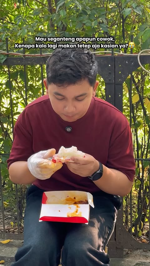 Instagram post by @andisaputra12 for Yup. Caption reads: [...] kasian ya klo lagi makan 😭 #promoyup....
