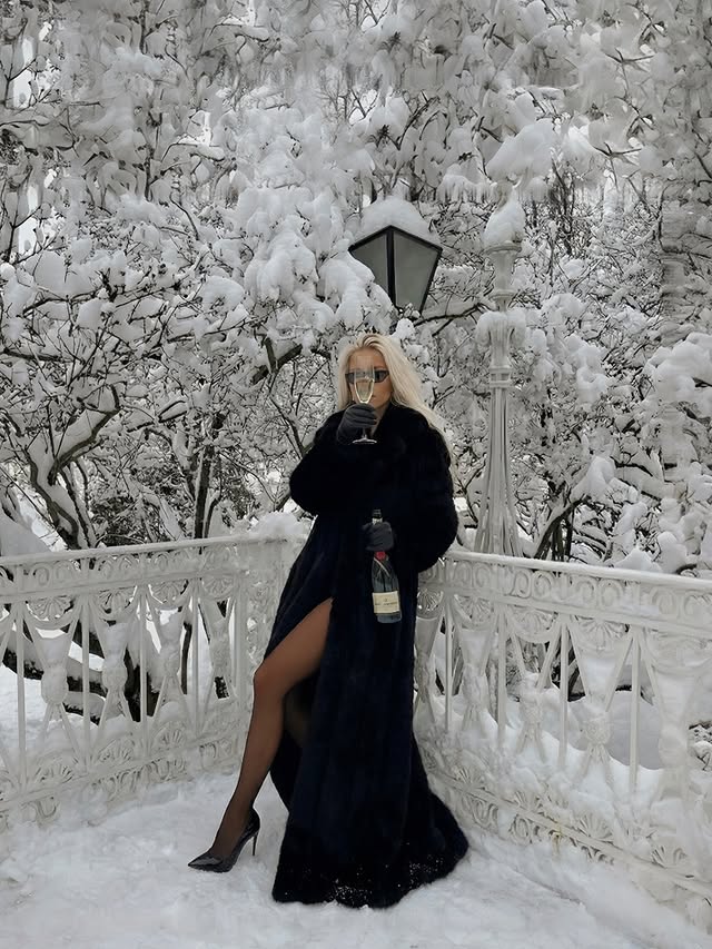 Instagram post by @lpinaryilmazl for Travel + Leisure. Caption reads: Somewhere snowy. 🌨️🖤 no #reklam

#quietluxury....