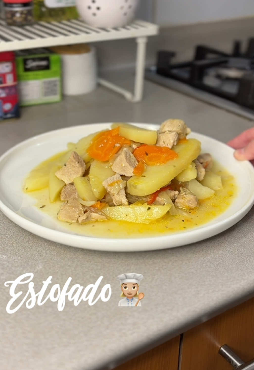 TikTok post by @vale_valita for Santa Isabel. Caption reads: Estofado al estilo Vale Valita 🥰 junto a @Santa....