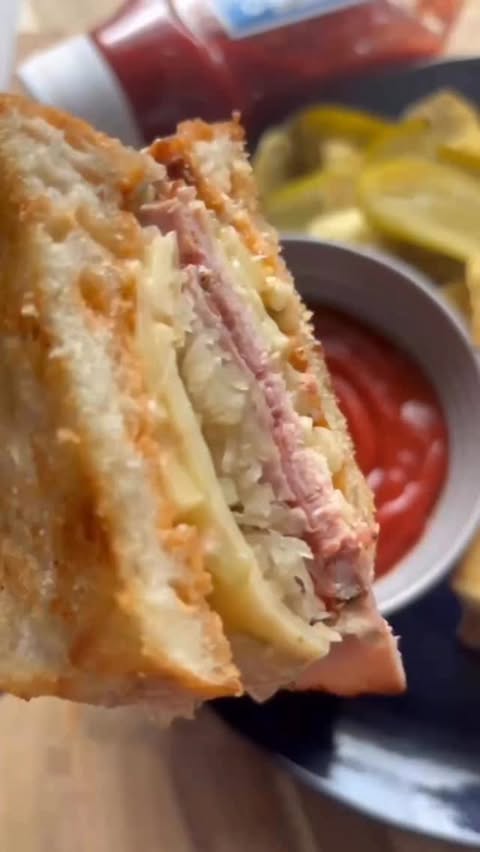 Instagram post by @officialsimplymarta for Heinz. Caption reads: [...] 🥪 — let me know! In collaboration with....