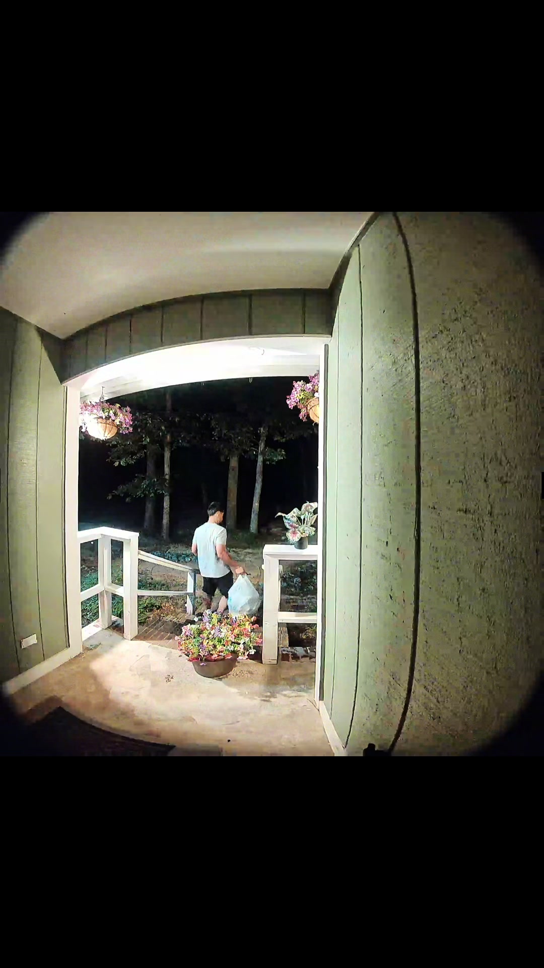 TikTok post by @lesliitorres13 for myQ. Caption reads: @myQ #camaradeseguridad #doorbell [...].