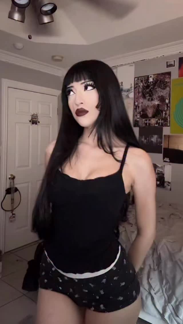 Instagram post by @valeriecastellano for YORDY. Caption reads: jewelry gifted from @vintageyordy 🖤 
-
#fashion....