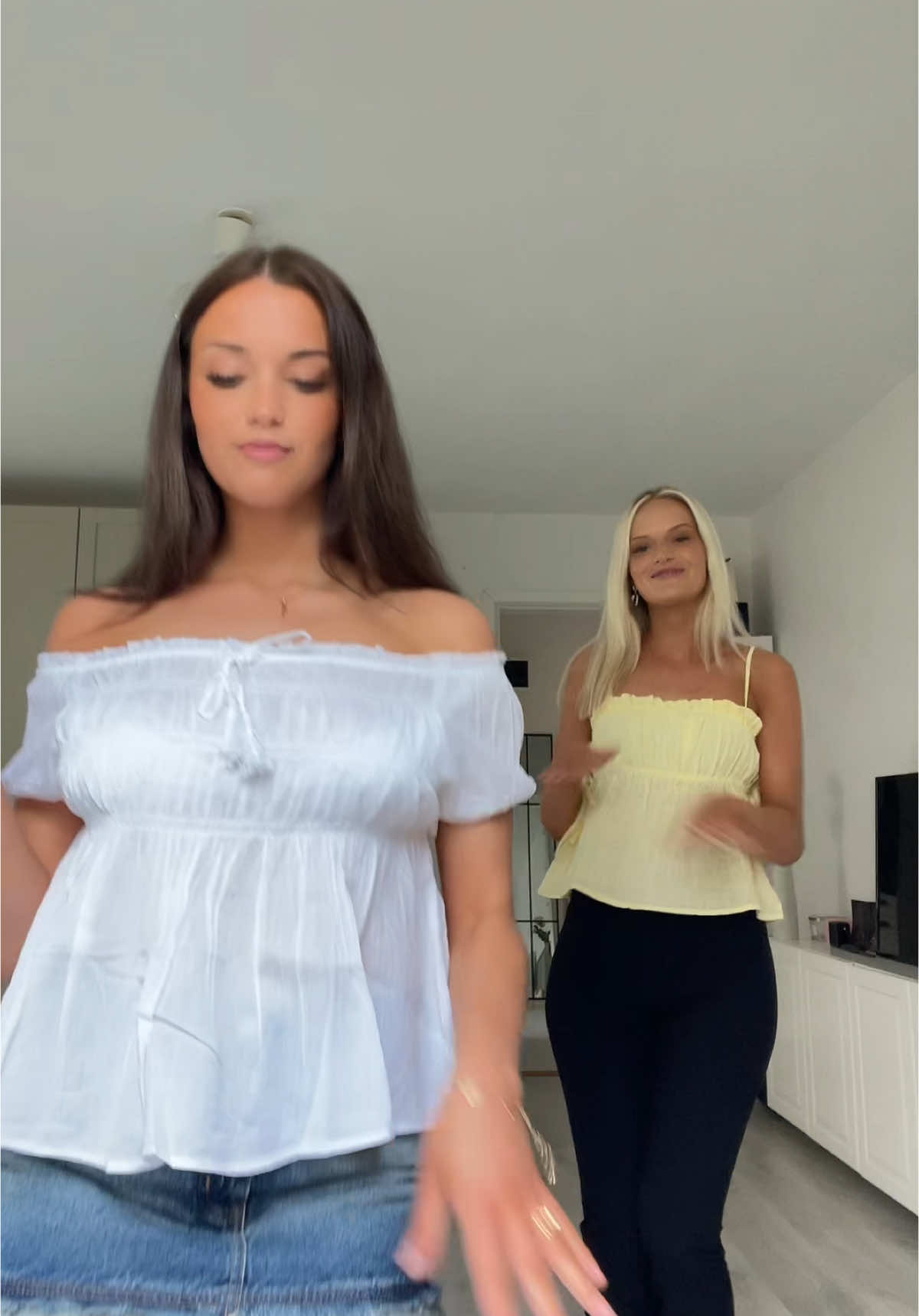 TikTok post by @isaandnina for Nelly. Caption reads: I betalt samarbete med @NELLY.COM 🩷Nelly har de....