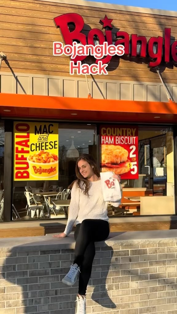 Instagram post by @sarahmargareteats for Bojangles. Caption reads: Bojangles Buffalo Mac and Cheese Hack ❤️🧀

 #ad....