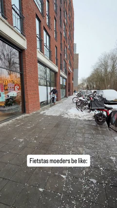 Instagram post by @s4mkroon for Domino's Pizza Nederland. Caption reads: #ad Maar waarom stappen ze altijd zo af?? 😭....