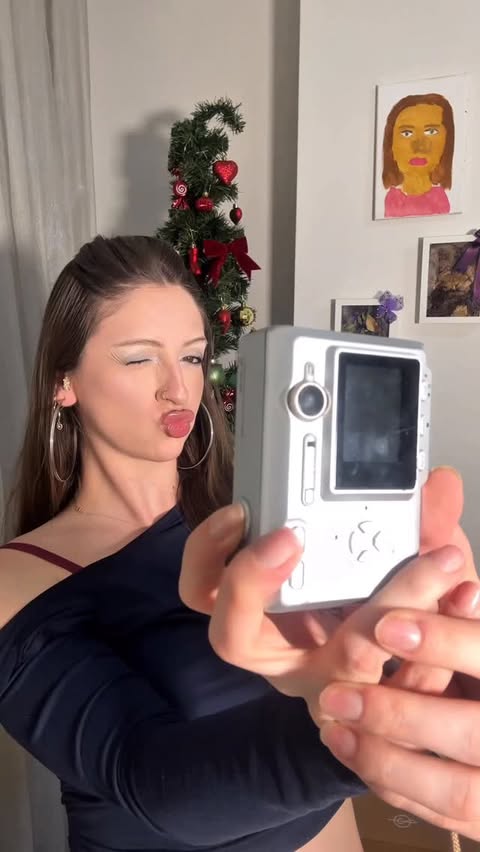 Instagram post by @zeynepozyilmaaaz for Benefit Cosmetics. Caption reads: begendim gibi de cok garip hissettirdi bu akım🫸🏻....