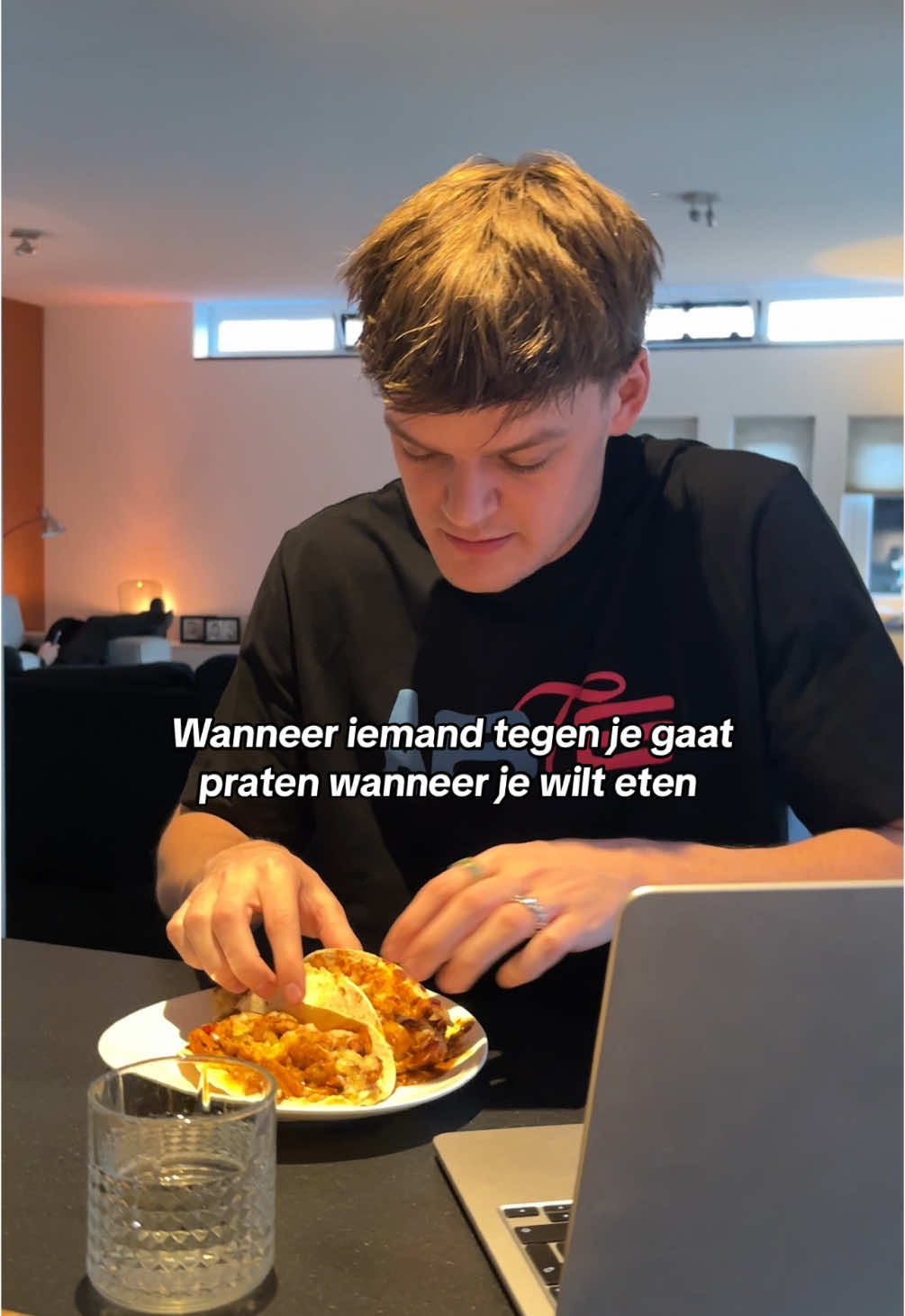 TikTok post by @niekvelner for Knorr. Caption reads: Waarom willen ze precies op dat moment tegen me....