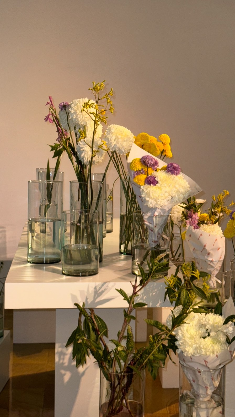 Instagram post by @sololindav for SOUNDPEATS. Caption reads: [...] estés viendo este reel con audífonos....