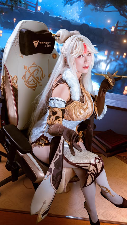 Instagram post by @larissarochefort for Secretlab. Caption reads: IS IT TRUE? The chair in Jade Chamber will turn....