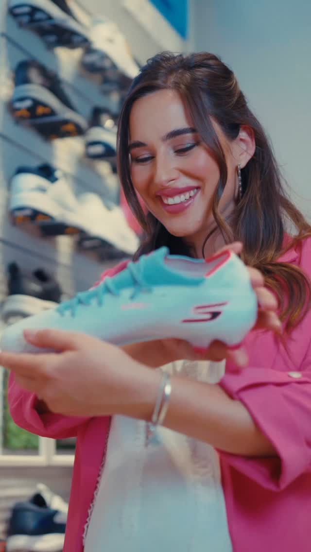 Instagram post by @melinoto for Skechers Chile. Caption reads: Vinimos a conocer la tienda Skechers más grande....