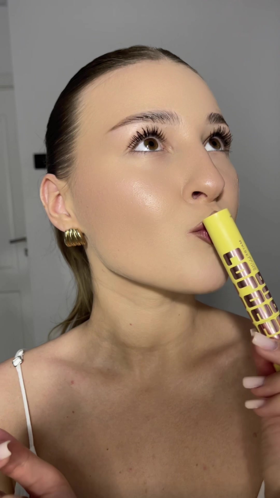 TikTok post by @verrrrox1 for BUZZStore. Caption reads: [...] nevoie! 💛🫧  gifted| @Maybelline NY....
