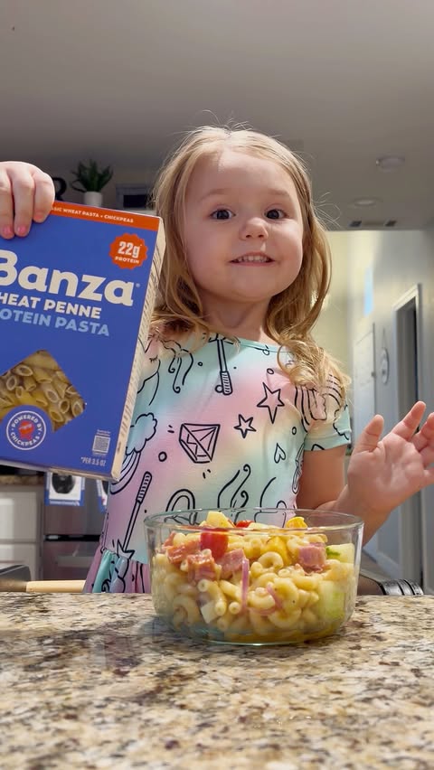 Instagram post by @britt_true_ for Banza. Caption reads: [...] 22 grams to be exact!🧡 We love @eatbanza....