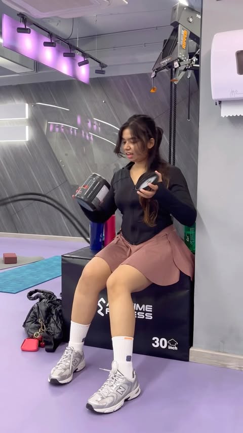 Instagram post by @surbhiunfolded for Blinkit. Caption reads: @letsblinkit #liftitupchallenge #girls #gym [...].