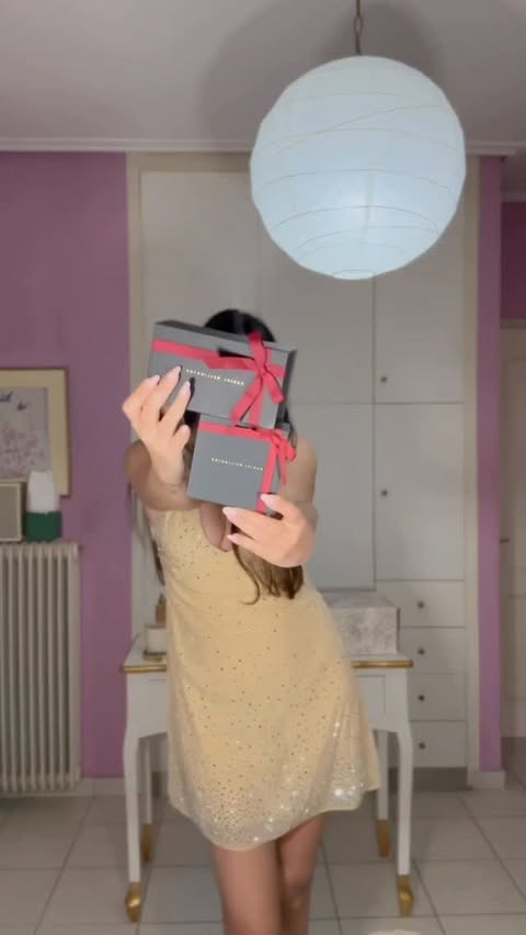 Instagram post by @tonitachatz for Daniel Wellington. Caption reads: GRWM and DW for NYE✨🥂 @danielwellington 
🎁EOSS....