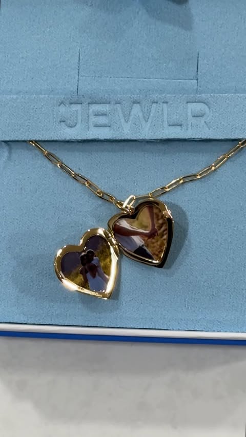 Instagram post by @calliemarchant for Jewlr. Caption reads: an outfit isn’t complete without @jewlr 

you can....