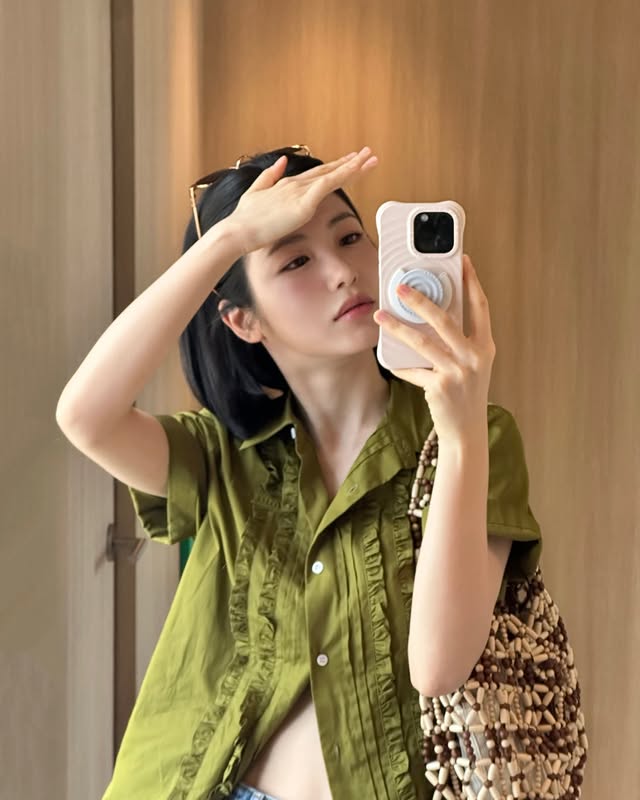 Instagram post by @__shinyeeun for Miu Miu. Caption reads: 뮤👒🌿 #광고 #MiuMiuEte #MiuMiu @miumiu.