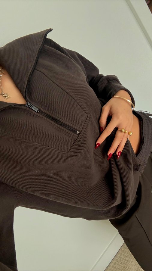 Instagram post by @_mollyfaye for Athleta. Caption reads: Yea I’m obsessed with my new Truffle pieces 😍🤎....