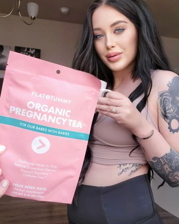 Instagram post by @deavanclegg for Flat Tummy Co. Caption reads: #ad @flattummyco is getting me through this....