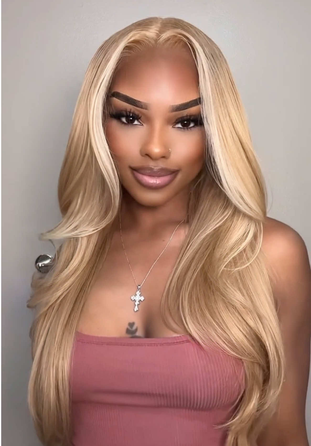 TikTok post by @londynnluv for Megalook. Caption reads: [...] bedhead curls 👱🏾‍♀️ w. @Megalookhair....