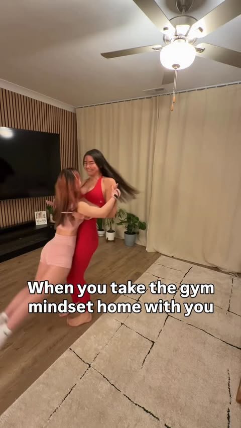 Instagram post by @anyundik for Women's Best. Caption reads: [...] 🙌 Fit & lifting straps from @womensbest 💕....