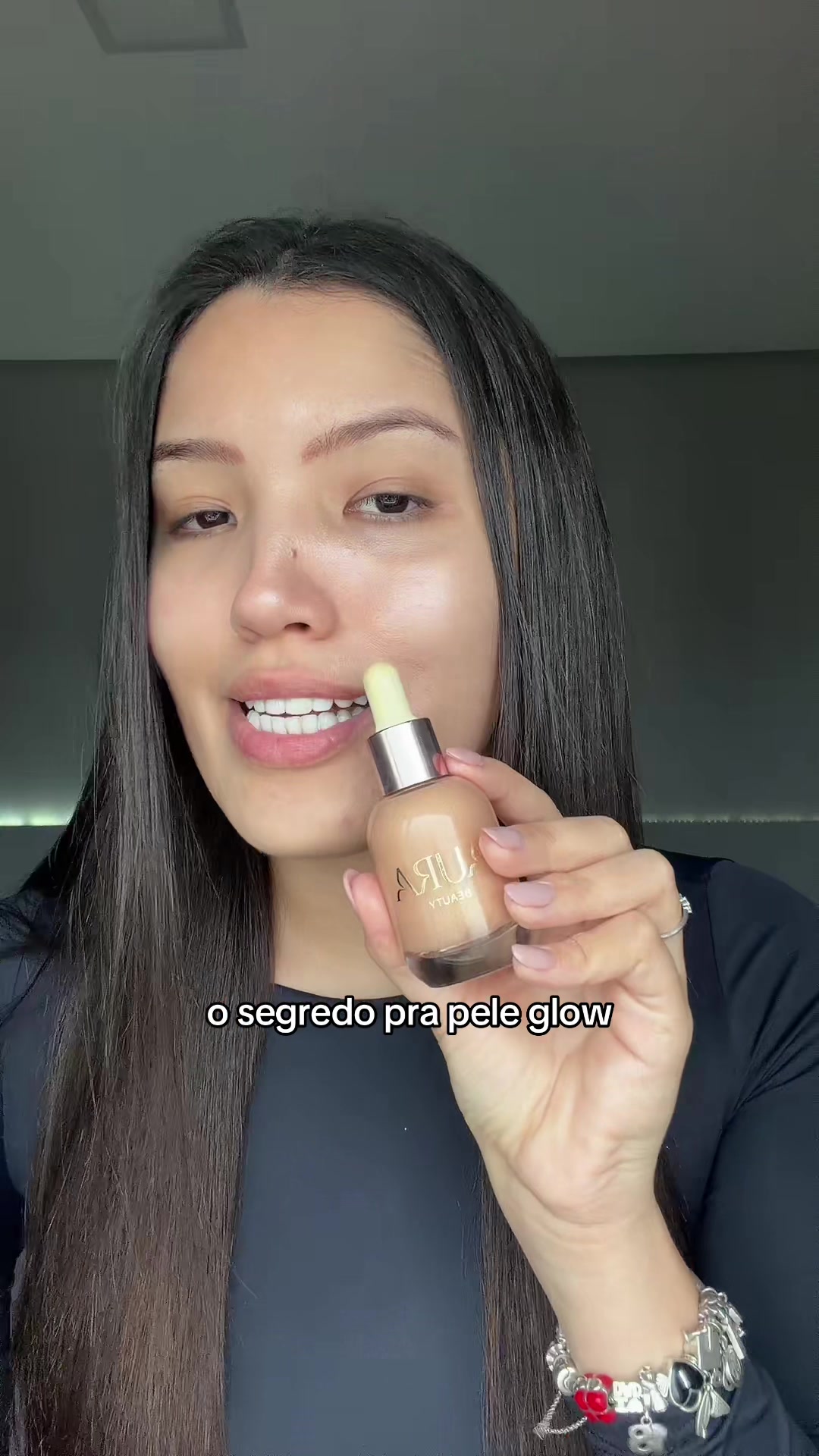 TikTok post by @marinabreis for Aura Beauty Club. Caption reads: [...] pra pele glow entrou na promo 🚨 @Aura....