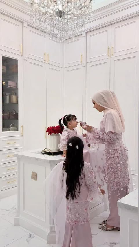 Instagram post by @wanielena for HIJABISTAHUB. Caption reads: Selamat Hari Raya 🕌🌙✨ All baju raya by....