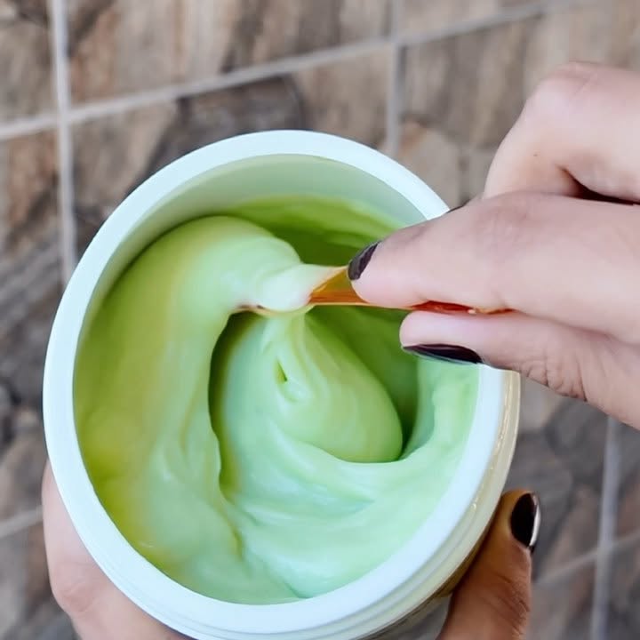 Instagram post by @biaorc for Embelleze. Caption reads: Bia chora por tudo mas pelo menos, chora com o....