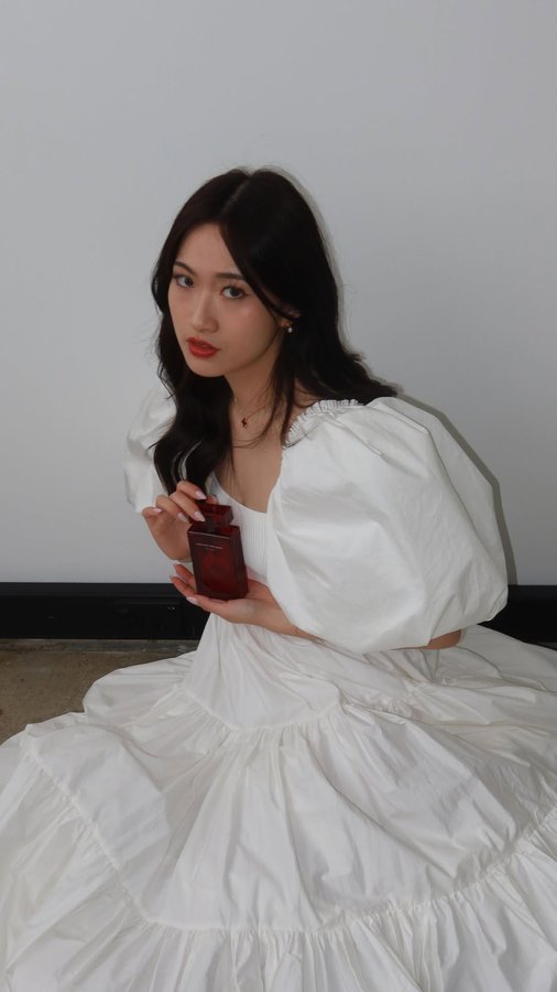 Instagram post by @cloiey for narciso rodriguez. Caption reads: Introducing @narciso_rodriguez newest for her eau....