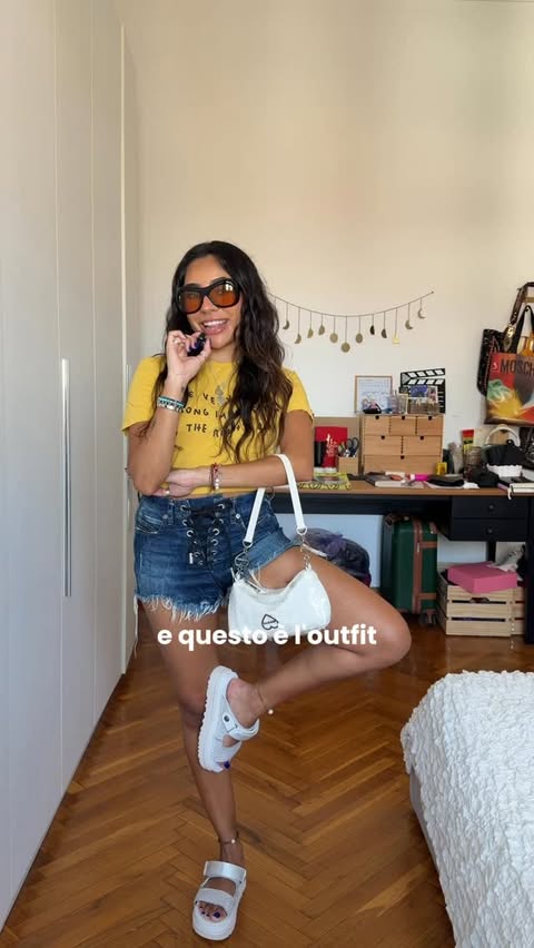 Instagram post by @camii_celis for UGG. Caption reads: [...] 34º (percepiti 85º) di Milano🥵 scarpine....