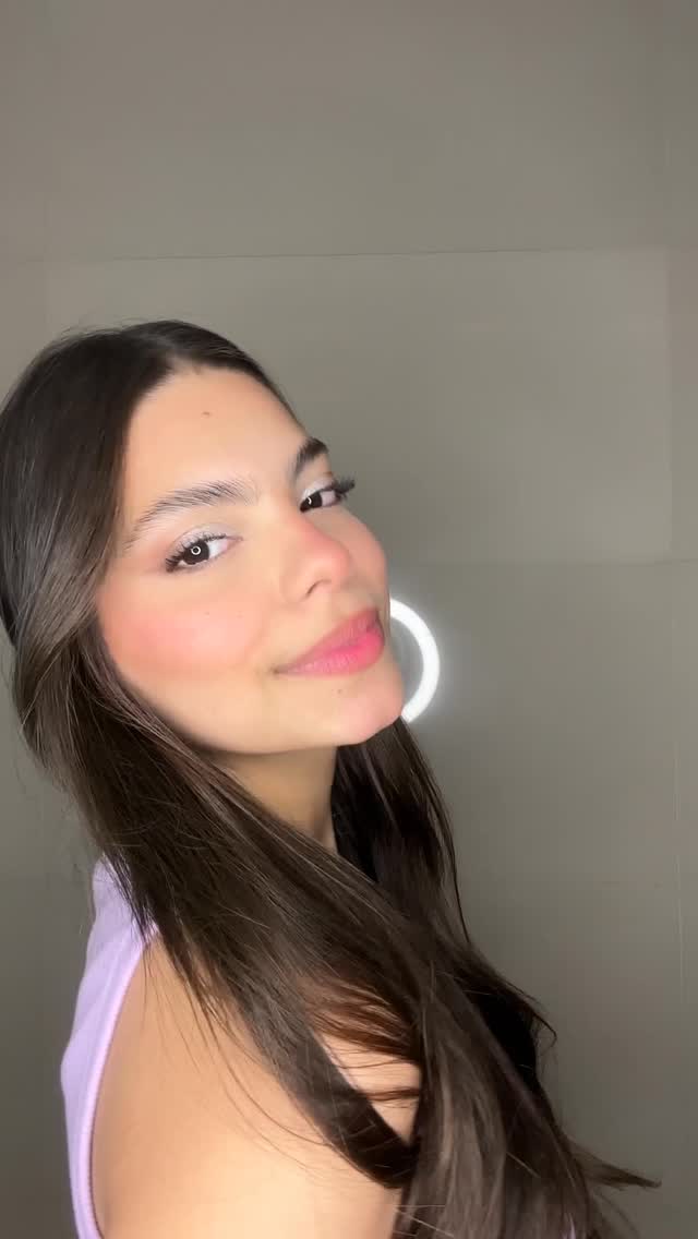 Instagram post by @lelesantii for Essence Cosmetics. Caption reads: Aproveitem para garantir seus produtos pq é uma....