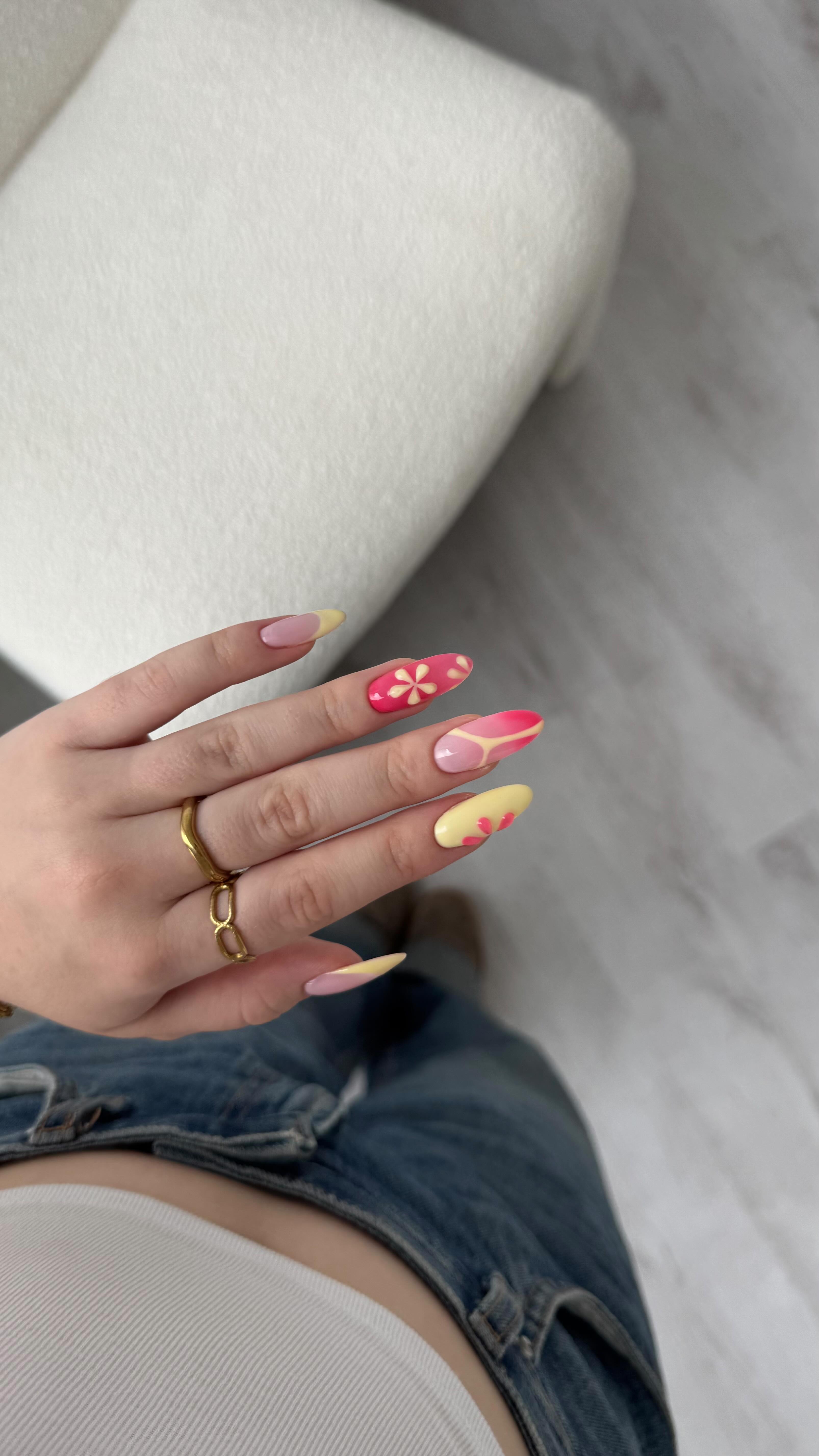 Instagram post by @evestraz for Neonail. Caption reads: Anzeige | Schritt für Schritt Verlängerung mit den....