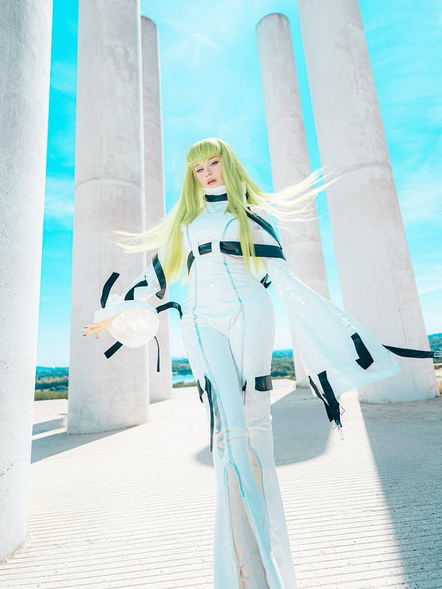 Instagram post by @mishou.wigs for Miccostumes. Caption reads: [...] @zpeaktures Lens: @uniqso Cosplay:....