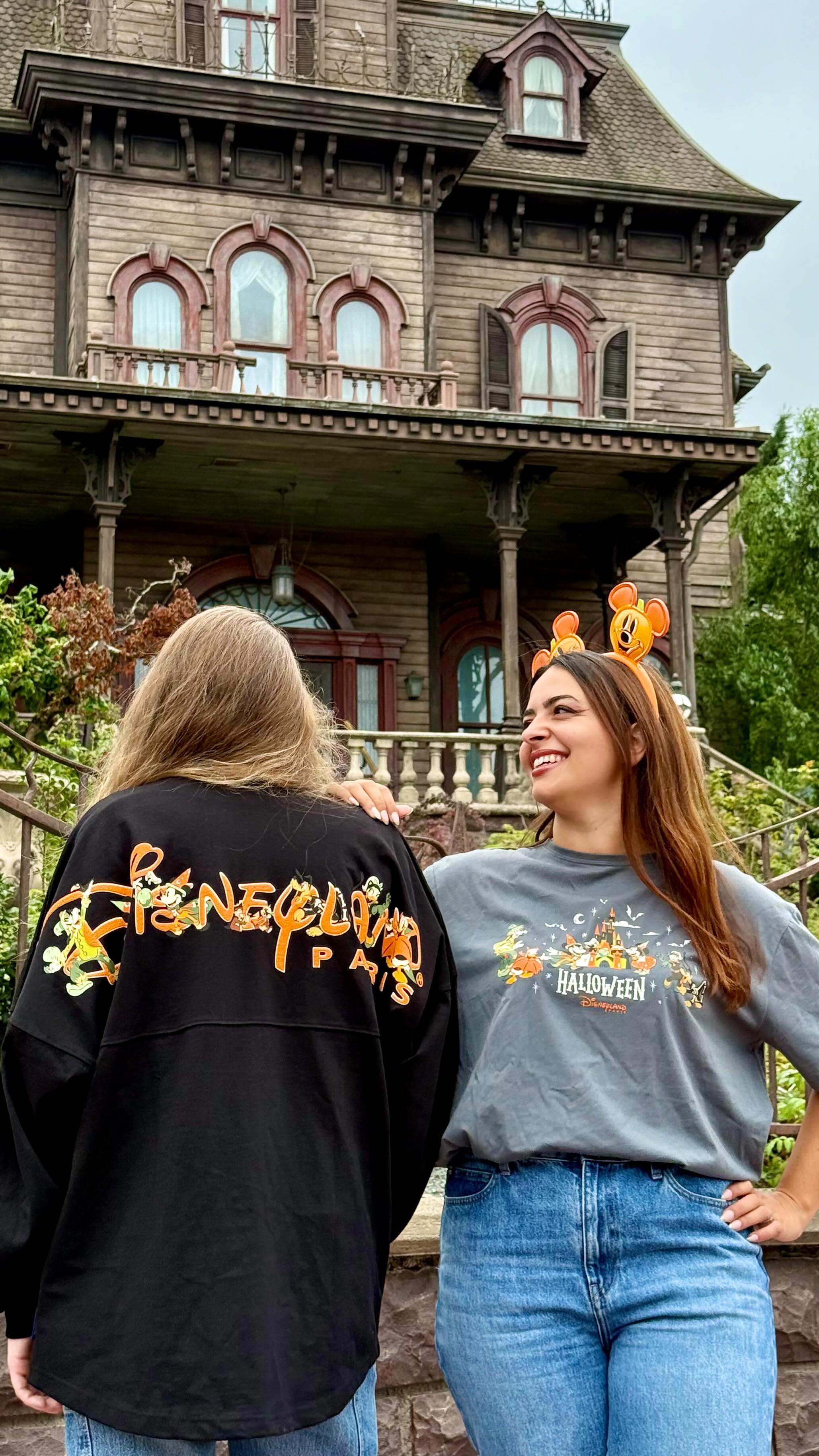 Instagram post by @disneylandparishopping for Disneyland Paris. Caption reads: Il n’est jamais trop tôt pour mettre une touche....