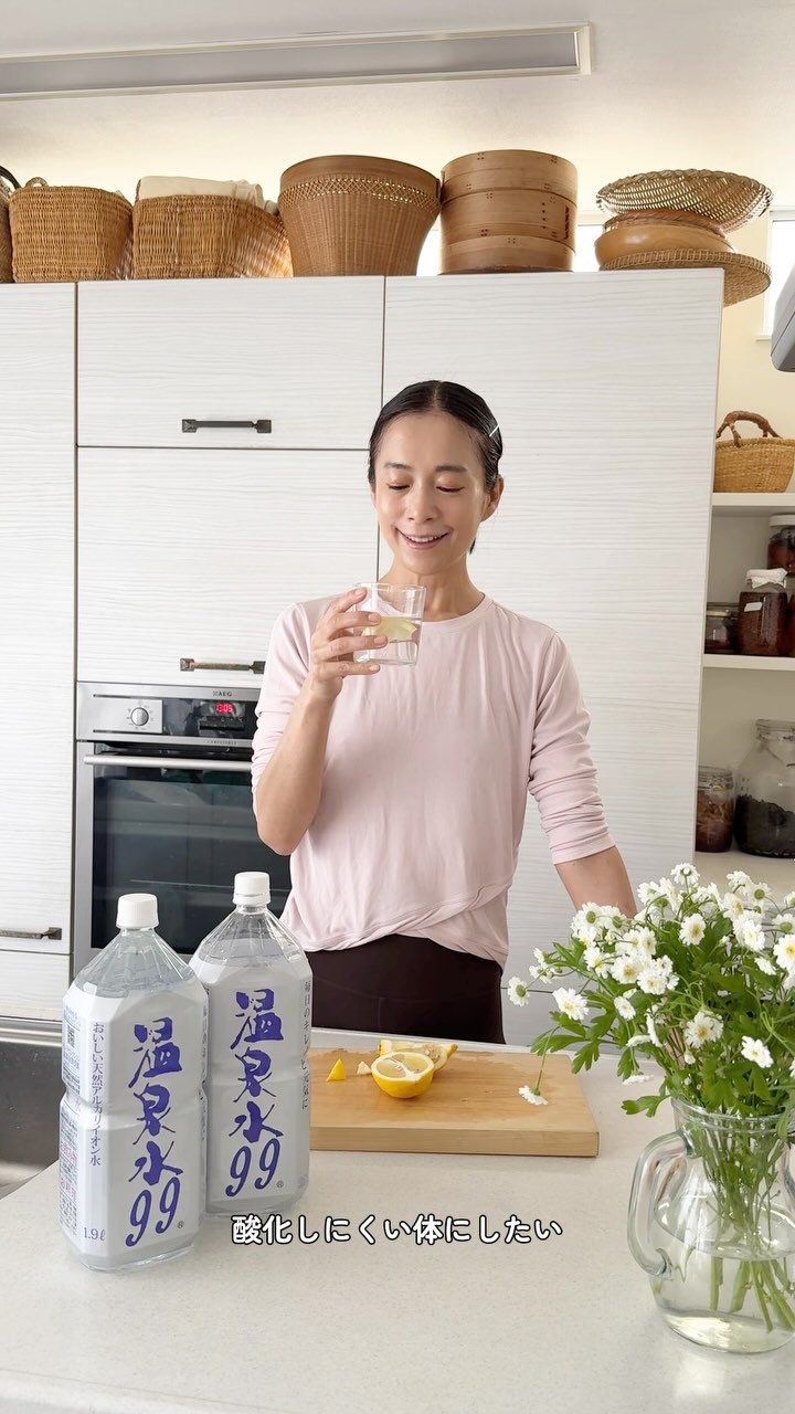 Instagram post by @ayumiayunco for 温泉水99 ミネラルウォーター. Caption reads: 飲む、温泉水♨️
水はとてもとても大切💫

PH9.9の高アルカリの温泉水
軟水でとても美味しい味....