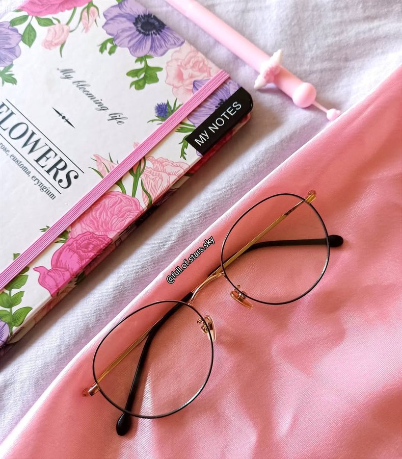 Instagram post by @full.of.stars.sky for Cyxus. Caption reads: 💕pink vibes 💕 
✨Cyxus blue light glasses can....