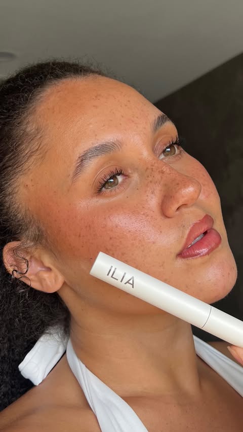 Instagram post by @simmycarr for ILIA. Caption reads: A mascara my sensitive lashes love @iliabeauty 🤍....
