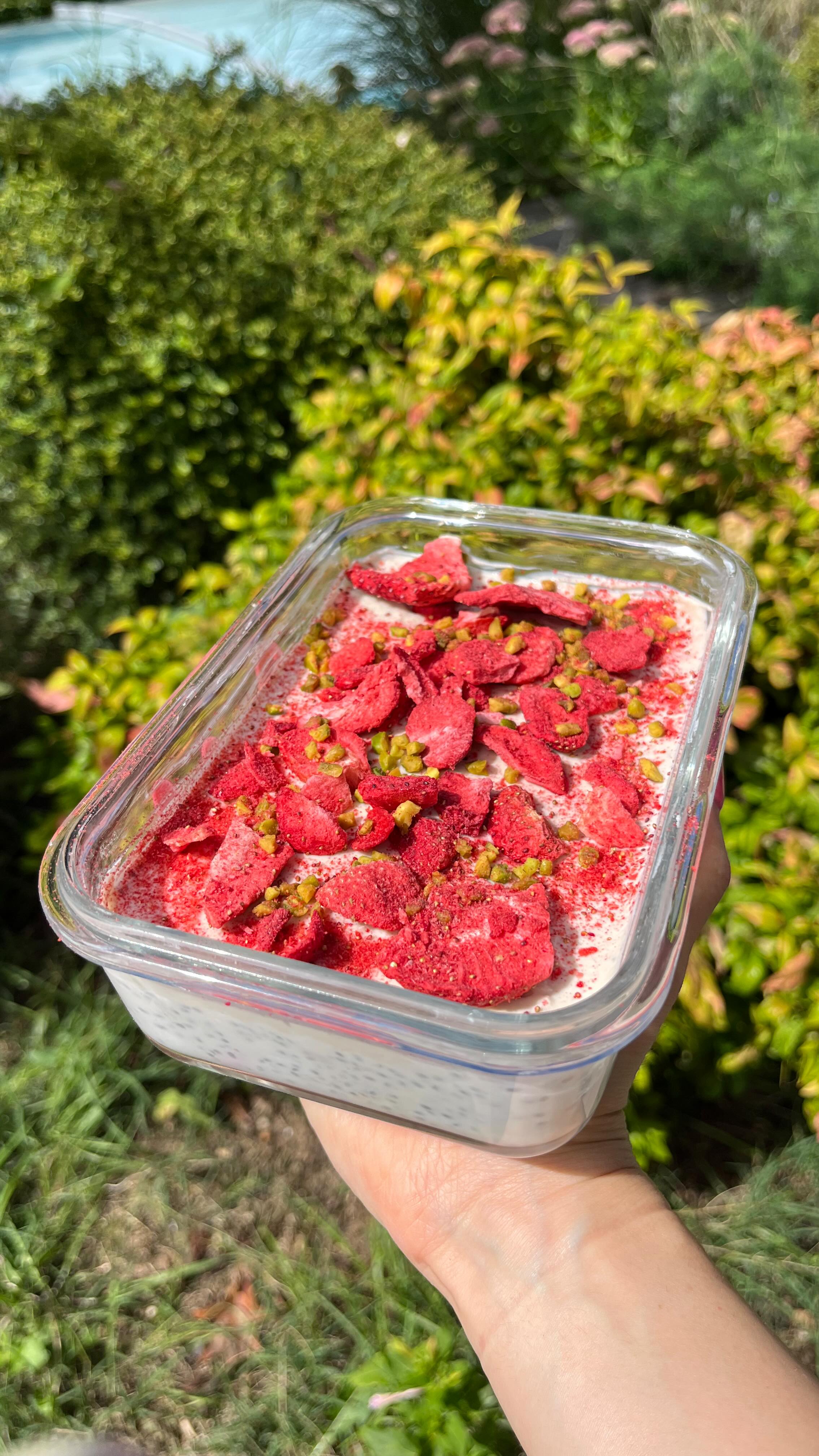 Instagram post by @_helor_ for KoRo France. Caption reads: Chia pudding protéiné fruits rouges-pistache....