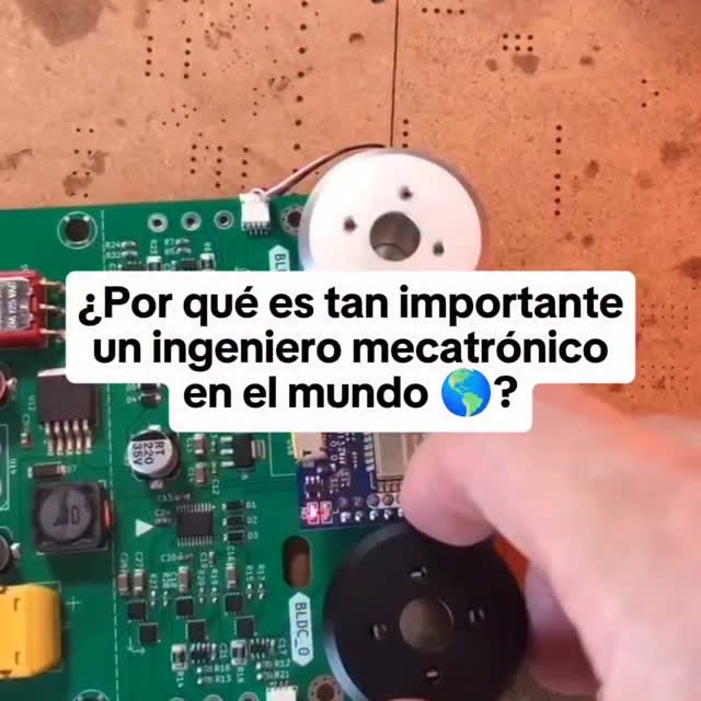Instagram post by @ingelatam for PCBWay. Caption reads: La ingeniería mecatrónica es más importante de lo....