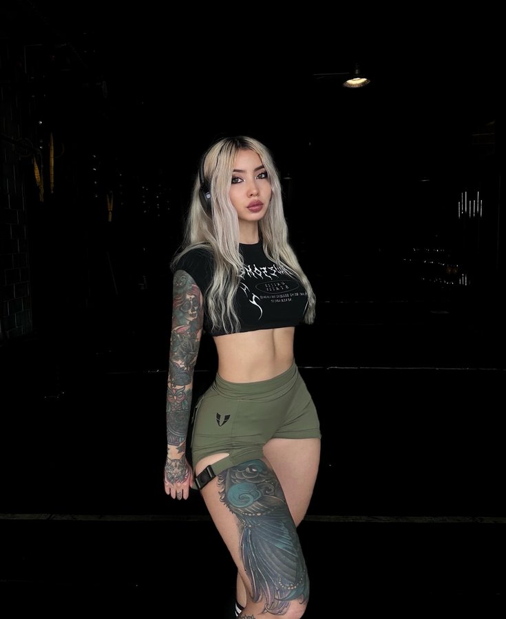 Instagram post by @kath_enyel for FIRMABS. Caption reads: Outfit of the day 🏋🏼‍♀️☑️
My short of....