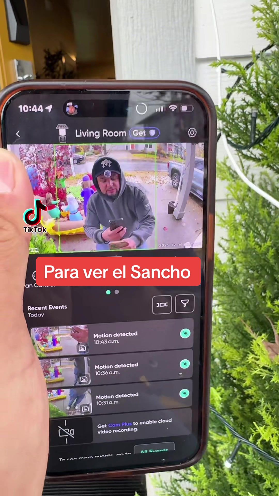 TikTok post by @zazhuilota for Wyze. Caption reads: Esta cámara está  perfecta para la casa @Wyze .