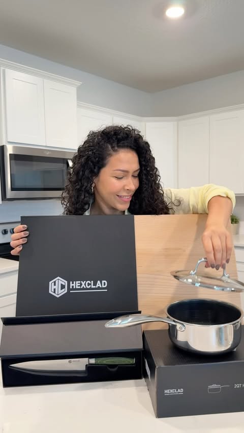 Instagram post by @elydayar for HexClad. Caption reads: [...] rutina, pero nada como un unboxing de....