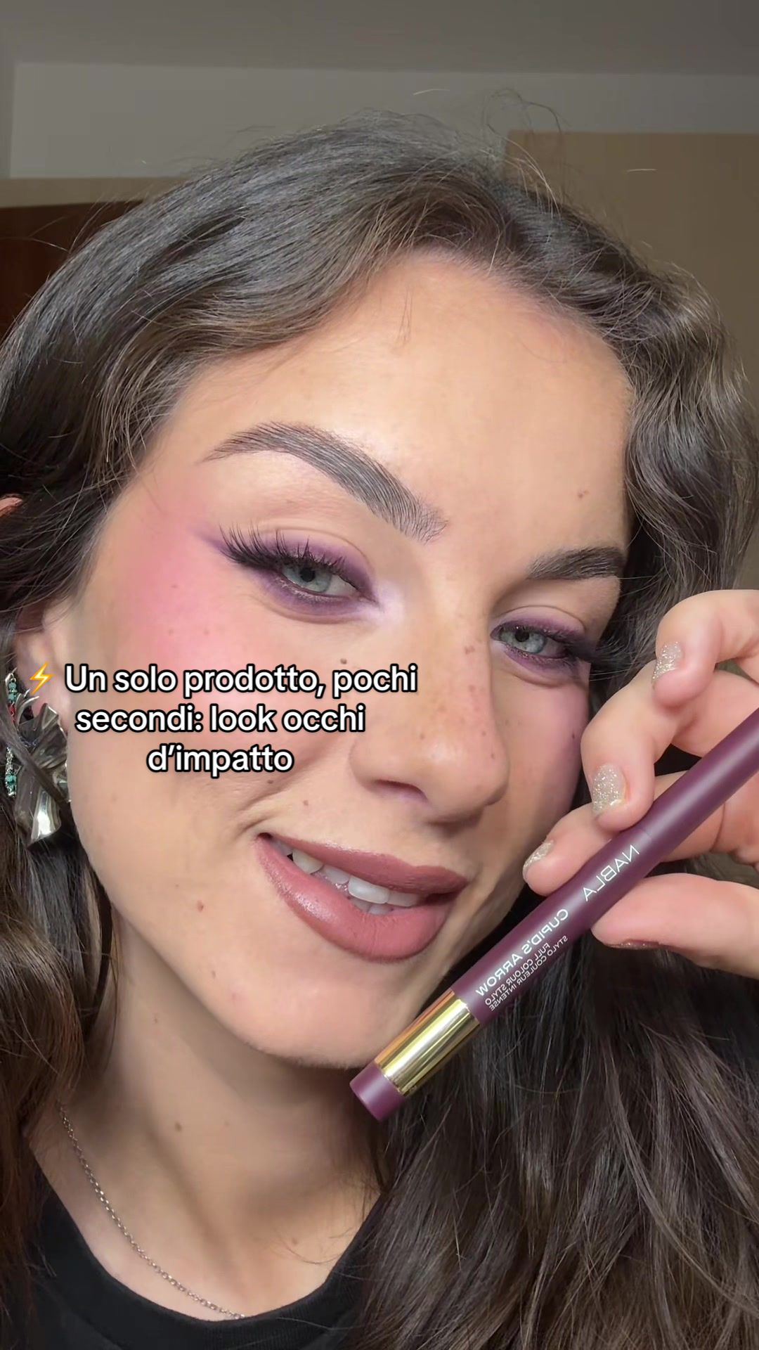 TikTok post by @alexiachiandottomua for NABLA Cosmetics. Caption reads: [...] minuti con un solo prodotto!” ✨ @NABLA....