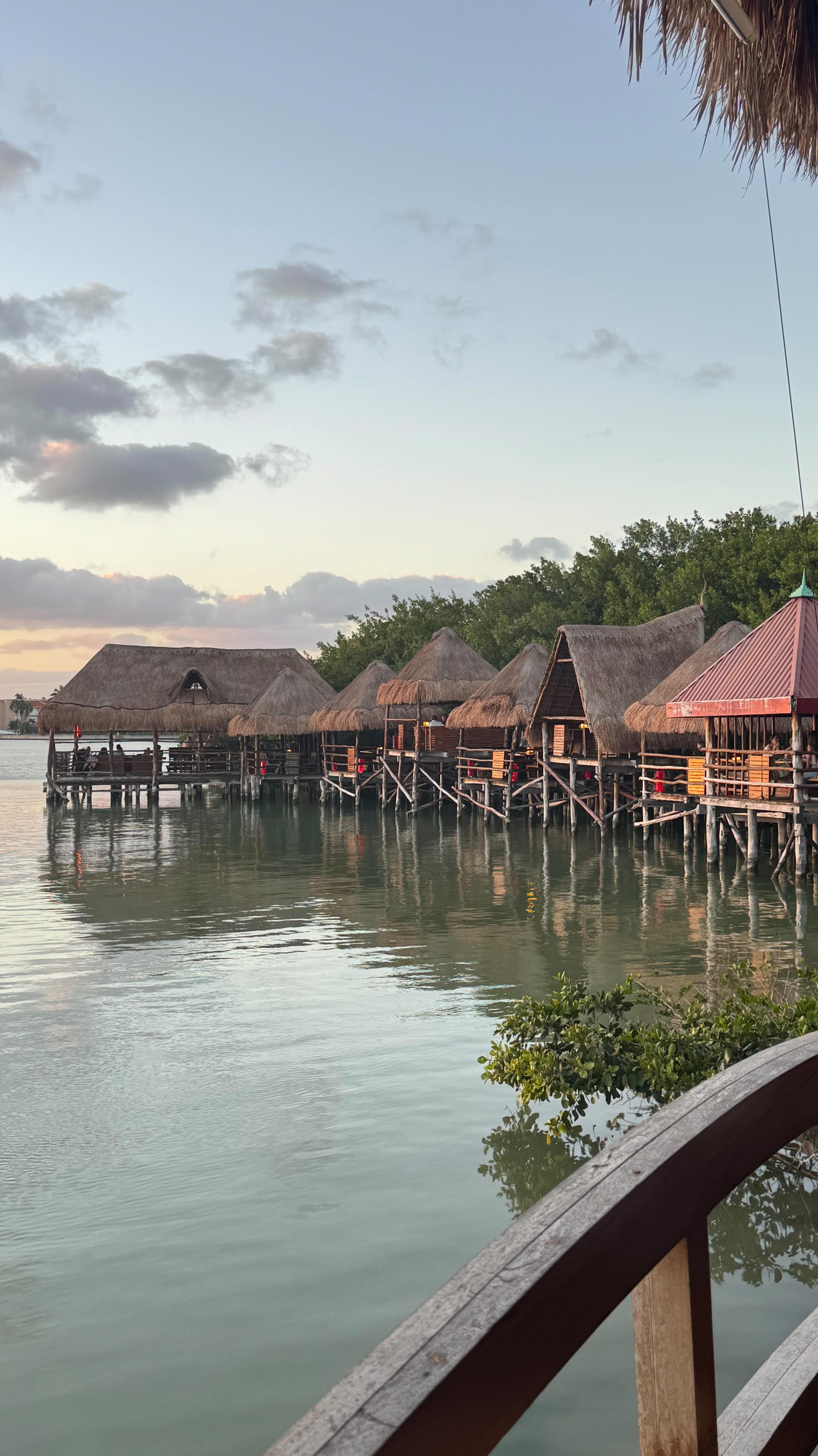 Instagram post by @rolhervert for Liverpool. Caption reads: Cual creen que me lleve? @liverpool_mexico....