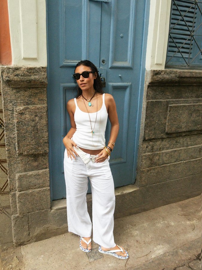 Instagram post by @antoniabbraz for Havaianas. Caption reads: Feita de Ginga @havaianas 🥥 #publicidade.