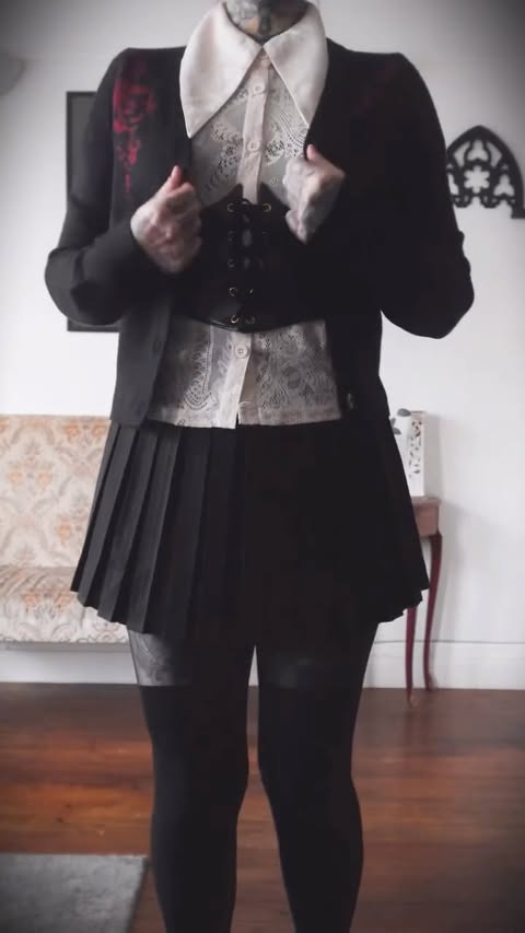 Instagram post by @elporter for KILLSTAR. Caption reads: 🌑✨
@killstar is officially calling for a NEW MOON....