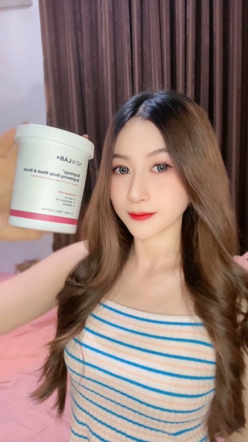 Instagram post by @chellysandra for Newlab. Caption reads: [...] . Brightlogy Body Mask & Scrub Newlab💝 3 in....