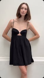 Instagram post by @giovannabichels for Shop2gether. Caption reads: 🖤🐈‍⬛♟️🎱🐦‍⬛💣 
all black @shop2gether....