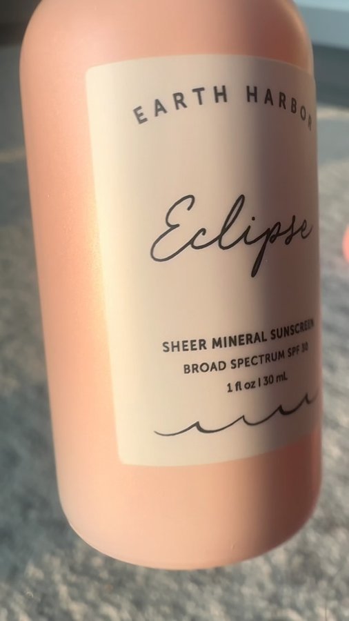 Instagram post by @realmomlifeutah for Earth Harbor. Caption reads: ☀️✨#gifted Ready to shine bright like the sun....