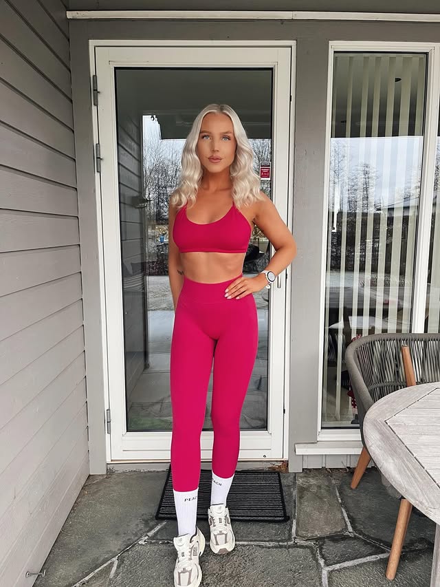 Instagram post by @siljekgs for PEACH TIGHTS. Caption reads: Love a colorful gym fit 🩷 From @peach_tights •....