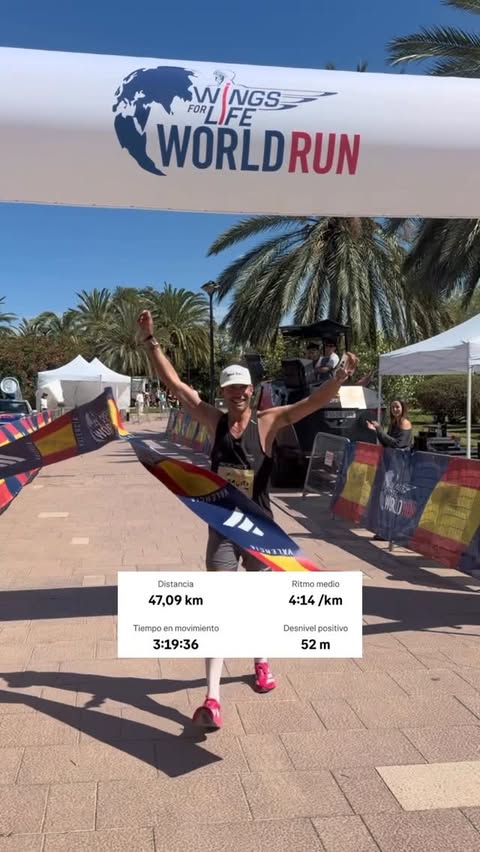 Instagram post by @pitufollow for adidas Spain. Caption reads: WINGS FOR LIFE WORLD RUN🥇 @redbullesp Hoy quería....
